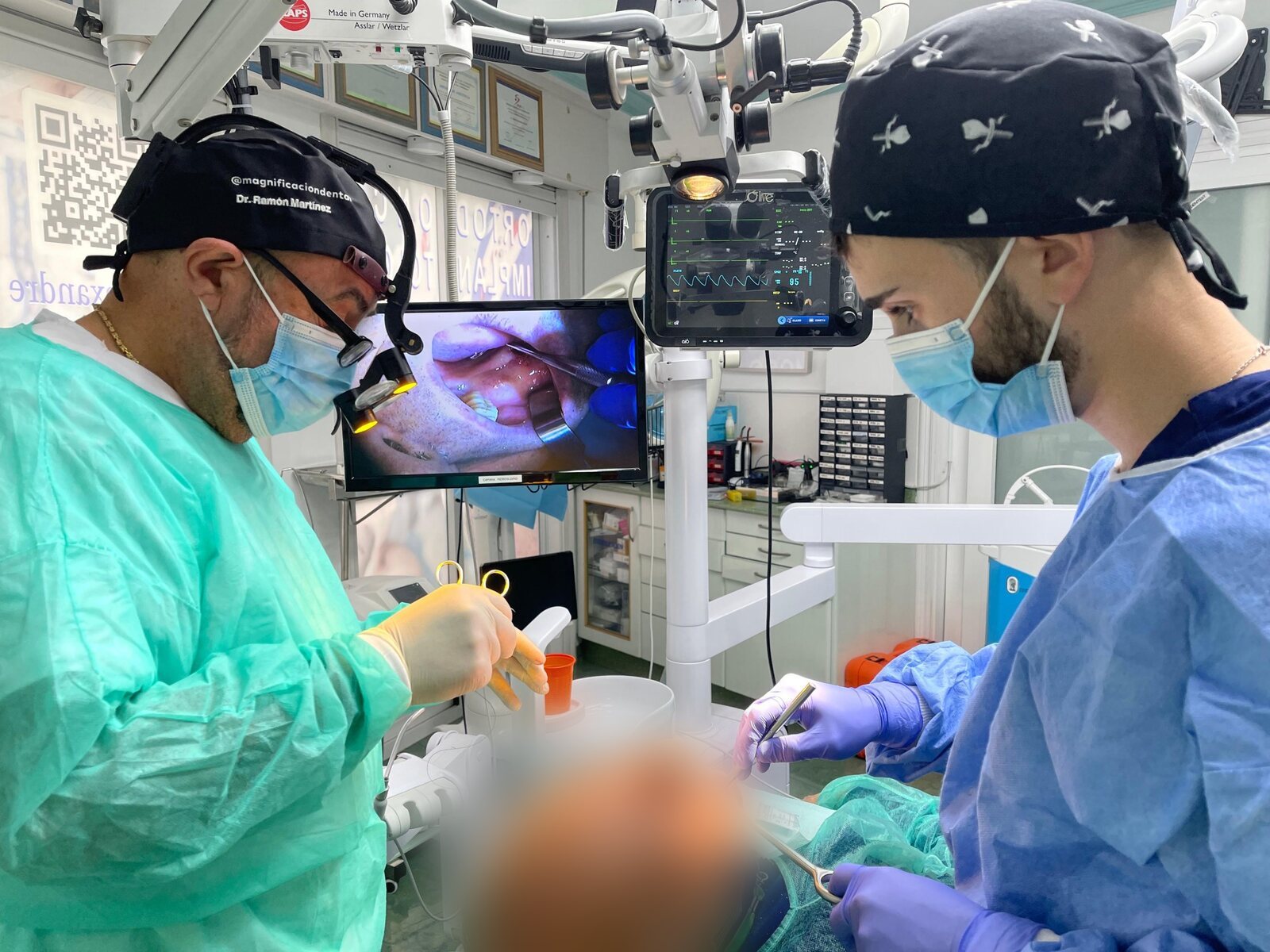 El Dr. Martínez y su ayudante trabajando con microscopio y equipo láser en el gabinete